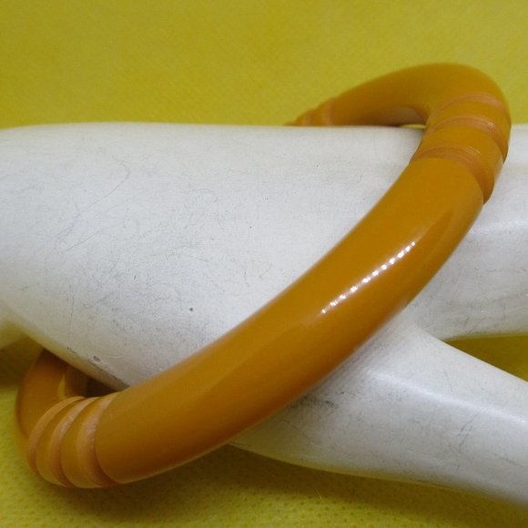 CARVED BUTTERSCOTCH BAKELITE Bangle Bracelet Never Worn Vtg. 1940s Thick Carved - Picture 2 of 10